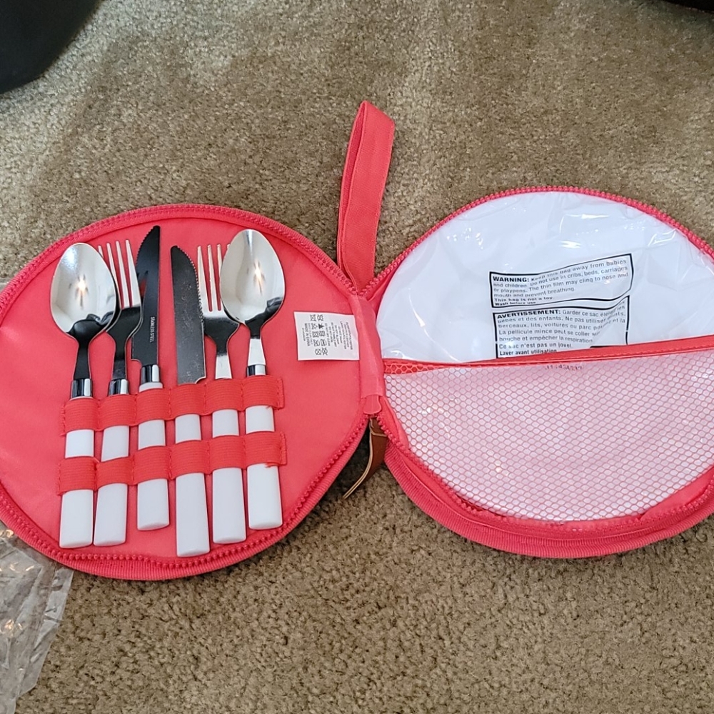 **SOLD** NEW SunnyLife Picnic Set - Picture 3 of 3